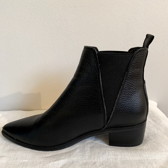 Shoes - Black Pointed Toe Chelsie Boot 🤩beautiful!